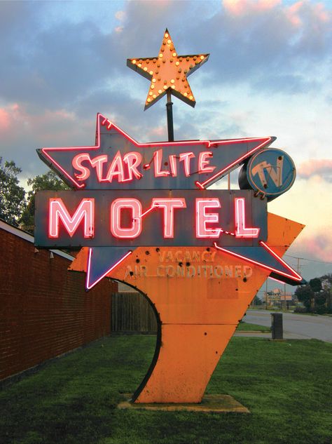 Photographer Nick Freeman pays tribute to 135 of the Chicago area's famous—and not-so-famous—neon signs. Old Motel, Old Neon Signs, Retro Signage, Motel Sign, Googie Architecture, Ghost Signs, Vintage Neon Signs, Retro Sign, Old Signs