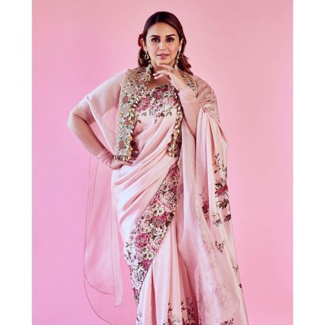 Huma Qureshi in a pink saree by Gazal gupta for an award show 3 Gazal Gupta, Dabka Work, Retro Curls, Kurta Lehenga, Dupion Silk Saree, Saree Blouse Styles, Huma Qureshi, Anarkali Lehenga, Saree Sale