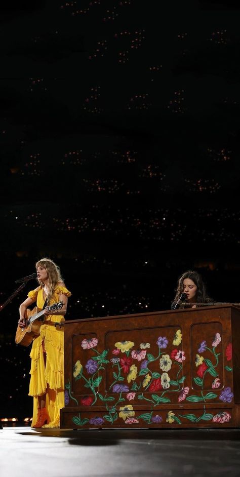 Gracie Abrams Piano, Eras Tour Piano Flowers, Surprise Song Piano, Taylor Swift And Gracie Abrams Wallpaper, Taylor And Gracie Wallpaper, Taygracie Wallpaper, Eras Tour Piano, Taylor Swift And Gracie Abrams, Eras Tour Surprise Songs