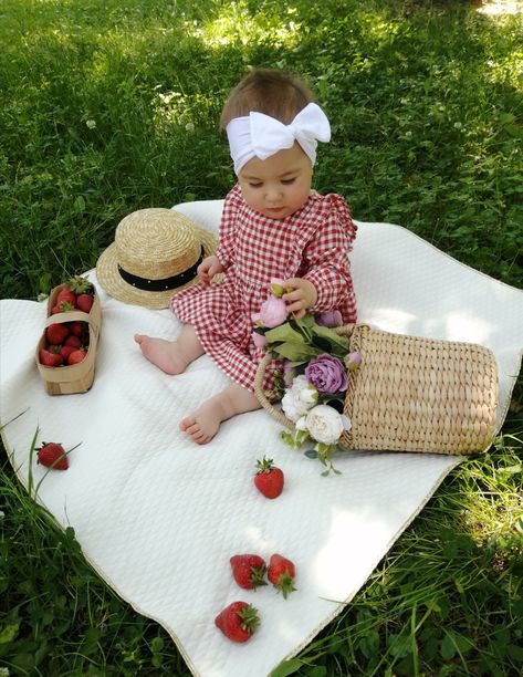 Strawberry Monthly Photo, Outdoor Strawberry Photoshoot, Picnic Photoshoot With Baby, First Birthday Strawberry Theme Photoshoot, May Photoshoot Ideas Baby, 6 Month Baby Picture Ideas February, June Baby Monthly Picture, First Birthday Picnic Photoshoot, Berry First Photoshoot