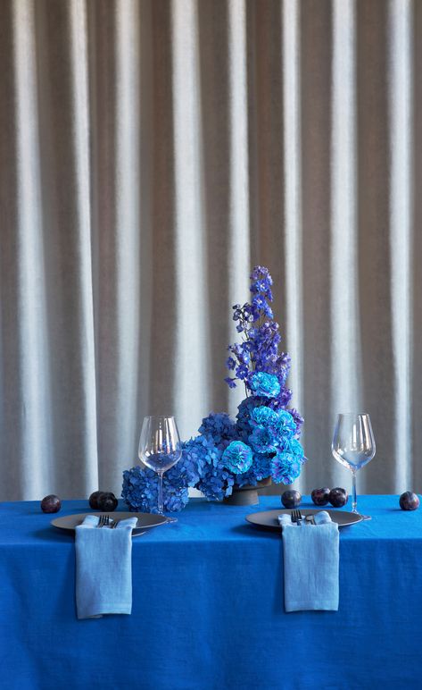 Birght and stylish table setting idea with our Cobalt blue linen tablecloth and Sky blue linen napkins Blue Linen Tablecloth, Blue Linen Napkins, Colorful Table Setting, Setting Table, Blue Tablecloth, Setting Ideas, Blue Table, Wedding Linens, Colorful Table