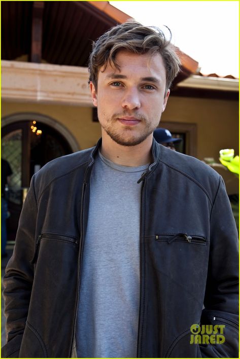 Wa....wa...wait a minute?? What happened to my William?? That cute boy with the blonde mop that I fell in love with the first time I watched L.W.W. He's all grown up now...I think Ima cry.... #William Moseley #Peter Pevensie #Narnia Peter Pevensie, Megan Follows, William Moseley, The Chronicles Of Narnia, Moon Images, Character Inspiration Male, Chronicles Of Narnia, Love Now, Harry Potter World