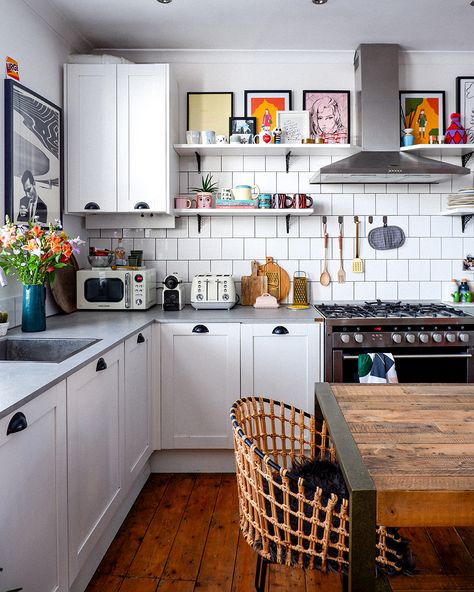 Find out 10 ways to add personality to your rented kitchen in a rental home without losing your deposit. It's all about your personality! Butcher Block Kitchen Countertops, Brown Cupboards, Funky Kitchen, Butcher Block Kitchen, Rental Kitchen, Flat Decor, Eclectic Kitchen, Apartment Kitchen, Add Personality