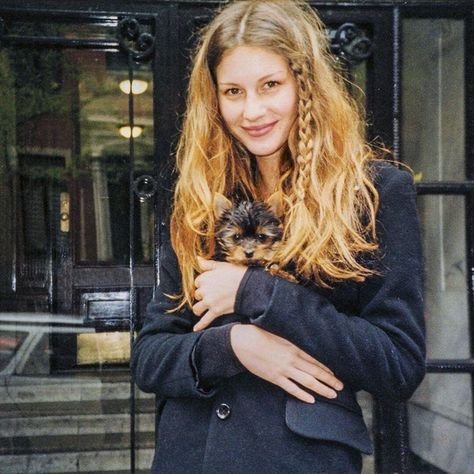 Gisele Bundchen Young, Gisele Bundchen Hair, Gisele B, Patrick Demarchelier, 90s Models, Helena Christensen, 90s Hairstyles, Gisele Bündchen, Gisele Bundchen