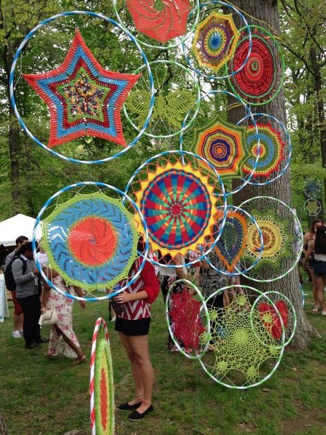 Hula Hoop Weaving, Deco Nature, Collaborative Art, Crochet Mandala, Hula Hoop, Outdoor Art, Diy Easy, Hoop Art, Teaching Art