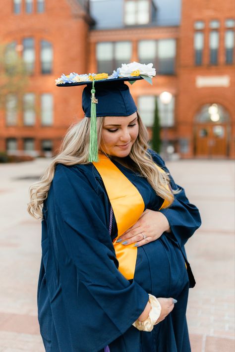 Graduation Maternity Pictures, Maternity Graduation Photos, Pregnant Graduation Pictures, Academic Regalia, Graduation Dress College, Grad Poses, College Things, Masters Graduation, Maternity Picture