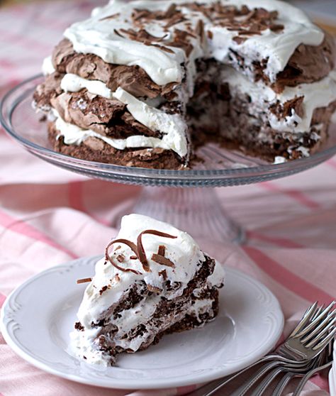 Chocolate Meringue Cake * be sure to read comments for some pointers Chocolate Meringue Cake, Meringue Desserts, Chocolate Meringue, Meringue Cake, Pavlova Recipe, Valentines Day Desserts, Eat Dessert, Perfect Desserts, Decadent Desserts