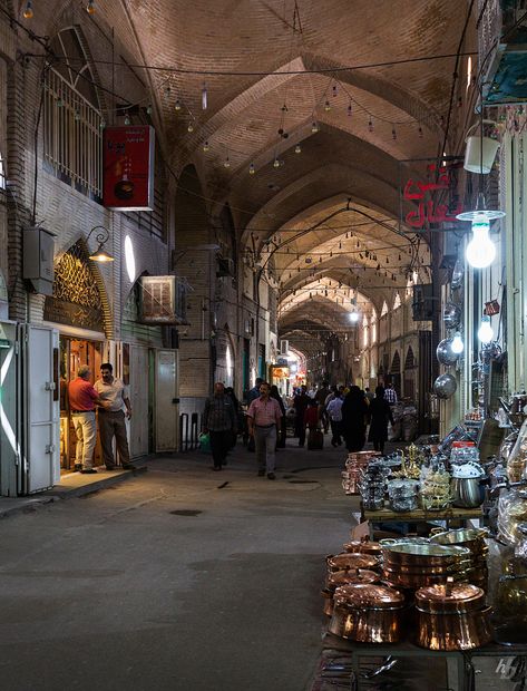 Isfahan Photography, Painting Model, Isfahan Iran, Farah Diba, Vertical Frames, Islamic Architecture, Art And Architecture, All Rights Reserved, Iran