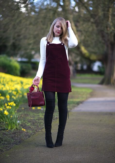 Corduroy Dress Outfit, Pinafore Outfit, Pinafore Dress Outfit, Burgundy Dress Outfit, Style Salopette, Winter Mode Outfits, Winter Tights, Dungaree Dress, Winter Dress Outfits