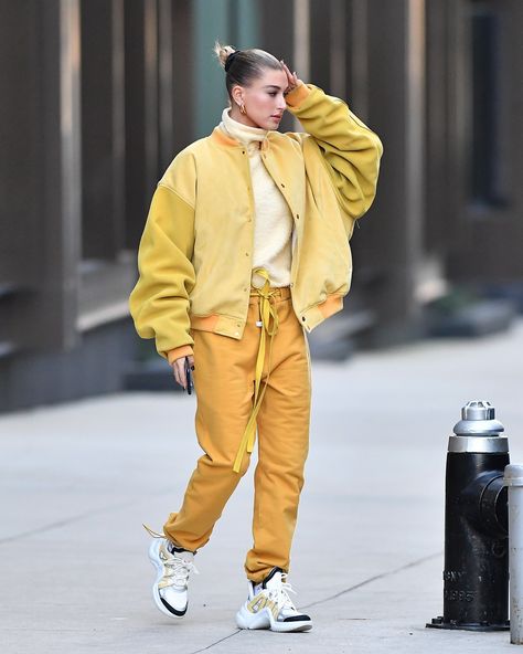 Yellow Jacket Outfit, Wardrobe Build, White Street Style, Daisy Tomlinson, Hailey Bieber Style, Hailey Baldwin Style, Sport Chic Style, Sneakers Street Style, Famous Fashion