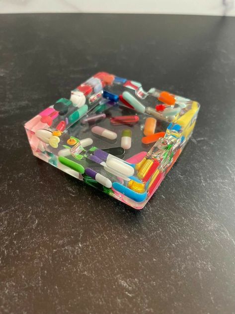 Pill Ashtray, Epoxy Ashtray Ideas, Resin Ashtray Ideas, Diy Ashtray Clay, Aesthetic Ashtray, Ash Tray Clay, Cool Ashtrays, Epoxy Ashtray, Cute Ashtray