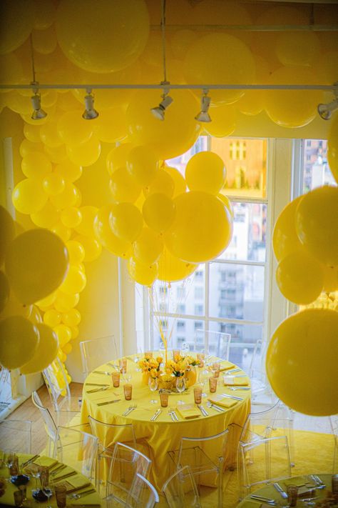 These Parties Prove Monochrome is the New Neutral | PartySlate Yellow 18th Birthday Party, Monochromatic Party, Yellow Party Decorations, Yellow Birthday Parties, Recuerdos Primera Comunion Ideas, Pe Games, Yellow Party, Yellow Birthday, Yellow Balloons