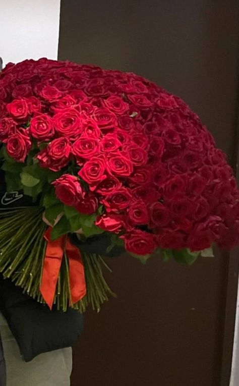 Big Flower Bouquet Aesthetic, 100 Red Roses Bouquet, Big Rose Bouquet, Large Bouquet Of Flowers, Roses Luxury, Luxury Flower Bouquets, Money Flowers, Boquette Flowers, Red Rose Bouquet