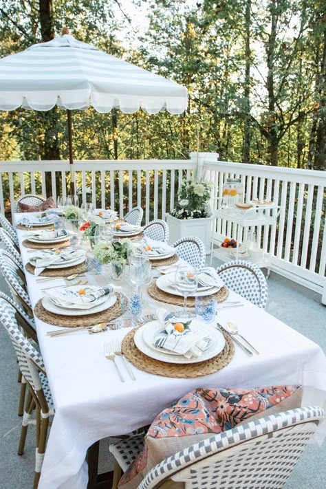 fall entertaining thanksgiving monika hibbs Brunch Decorating Ideas, Outdoor Brunch Decor, Brunch Table Decorations, Garden Brunch, Brunch Table Setting, Outdoor Brunch, Summer Tablescapes, Brunch Decor, Deck Party