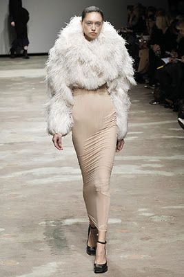 The tightness of the skirt is similar to the hobble skirts seem throughout the 1920s. The silhouette is very tight towards to bottom of the legs, making it difficult to walk. (3/24/2015) Skirt Runway, Marios Schwab, Paul Poiret, Hobble Skirt, Feather Fashion, Jonathan Saunders, Braided Cornrow Hairstyles, Fabulous Fall, Cornrow