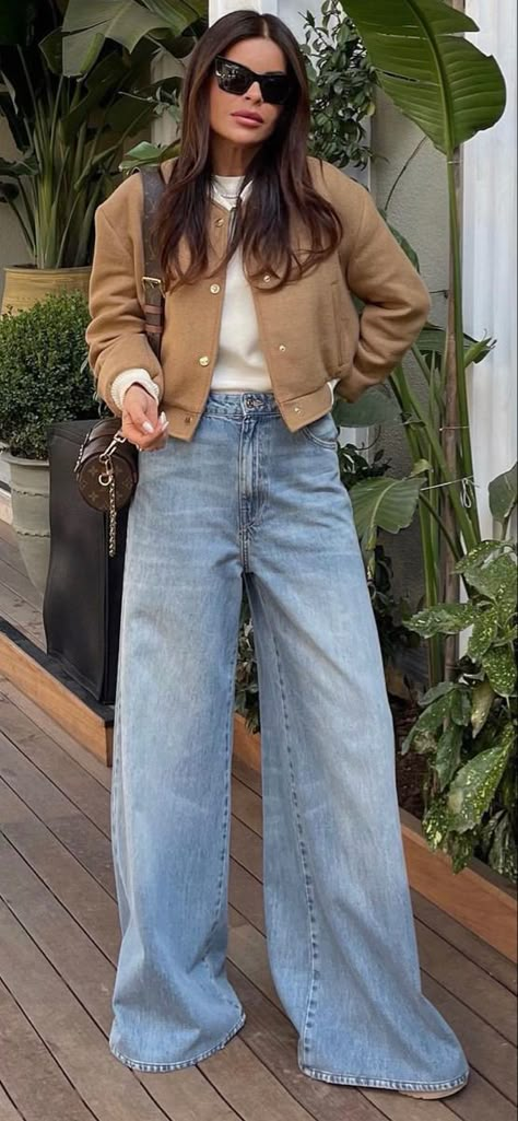 Denim Street Style 2023, Denim Jeans Outfit Ideas, California Street Style, Vogue Accessories, Street Style 2023, Denim Jeans Outfit, Denim Street Style, Flare Jeans Style, Nyc Outfits