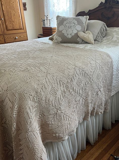 French Country Chic, Bed Coverlet, Country Chic Decor, Gorgeous Crochet, Crochet Bedspread Pattern, Patterned Bedding, Crochet Bedspread, Coverlet Bedding, Lace Knitting Patterns