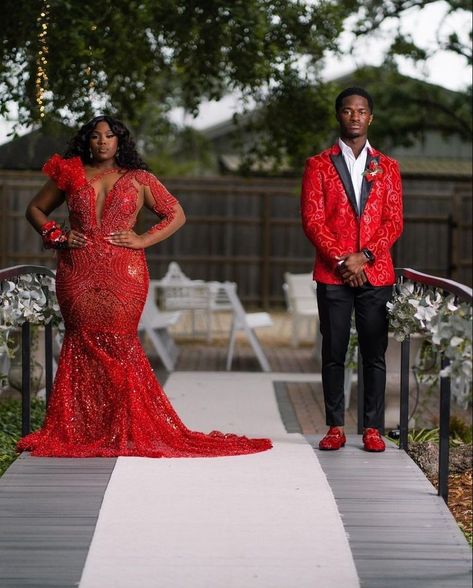 Prom Outfits Plus Size, Red Prom Looks Black Couple, Red And White Prom Couples, Red Prom Outfits For Couples, Red And Black Prom Couples, Red Prom Dress Couple, Red Prom Couple Outfit, Red Prom Dress Black Women, Prom Couples Black People