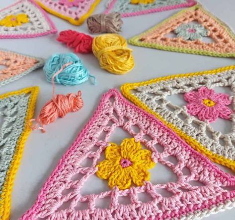 Crochet Flower Bunting - Free Pattern - Annie Design Crochet Crochet Flower Bunting, Crochet Garlands, Crochet Bunting Pattern, Flower Bunting, Wedding Crochet Patterns, Bunting Ideas, Bunting Pattern, Wall Hanging Ideas, Blanket Rug