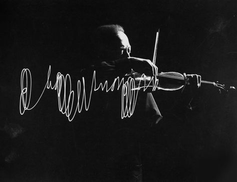 Heifitz, with light on end of bow, from Life Magazine, 1952. Photos by Gjon Mili Jascha Heifetz, Gjon Mili, Long Exposure Photos, Light Painting Photography, Edward Weston, Long Exposure Photography, Night Pictures, Exposure Photography, Foto Art