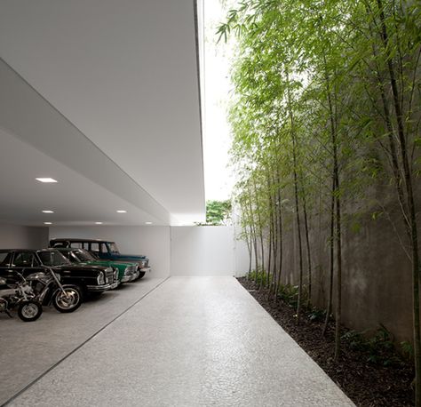 Isay Weinfeld Designs Casa Grécia, São Paulo Underground Garage, Luxury Garage, Residential Building Design, Modern Garage, Garage Interior, Garage Gym, Parking Garage, Garage Design, Garage House