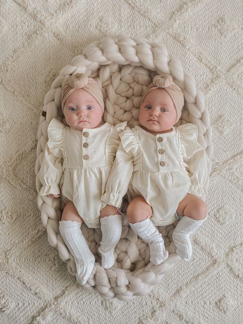 Twin Girls Aesthetic, Twin Girl Outfits, Twin Baby Outfits, Twin Clothes, Twin Baby Clothes, Twin Girl, Matching Sibling Outfits, Twin Baby Girls