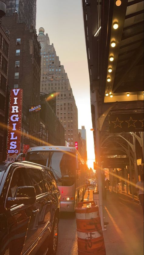 New York Golden Hour, Sunset In Nyc, Room Collage, Photography Examples, Pretty Skies, Love The Earth, Sunset Wallpaper, Pretty Sky, City Architecture