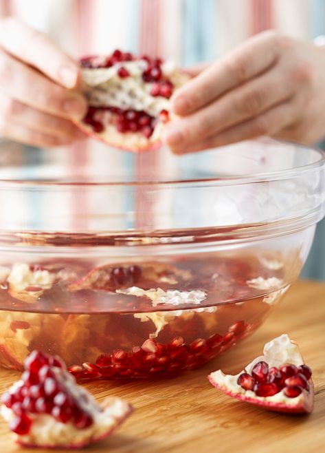 How to Cut a Pomegranate | Better Homes & Gardens Open A Pomegranate, Pomegranate Uses, Pomegranate How To Eat, Pom Juice, Pomegranate Tea, Pomegranate Peel, Pomegranate Recipes, Christmas Dinner Menu, Tart Dessert