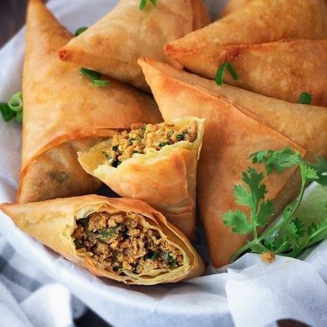 Chicken Samosa Recipes, Keema Samosa, Beef Samosa, Samosa Recipe, Green Chutney, Savory Appetizer, Pakistani Food, Chaat Masala, Tea Time Snacks