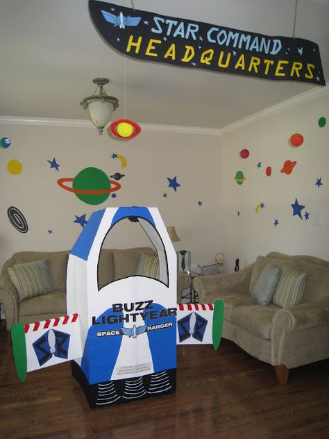 Some dad made this Buzz Lightyear box out of a big cardboard box. This would make a great spot for photos! Buzz Lightyear Birthday Party, Buzz Lightyear Party, Buzz Lightyear Birthday, Toy Story Party Decorations, Anniversaire Diy, Toy Story Theme, Birthday Party Design, Toy Story Birthday Party, Birthday Toys