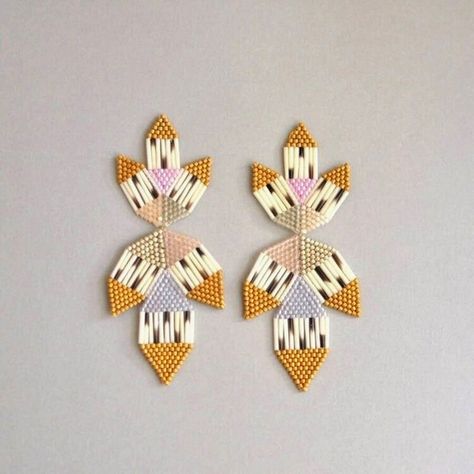 Art Foundation, Porcupine Quills, Inuit Art, Beading Jewelery, Seed Beading, Brick Stitch Earrings, Beaded Jewels, Beaded Earrings Patterns, Jewelry Design Earrings