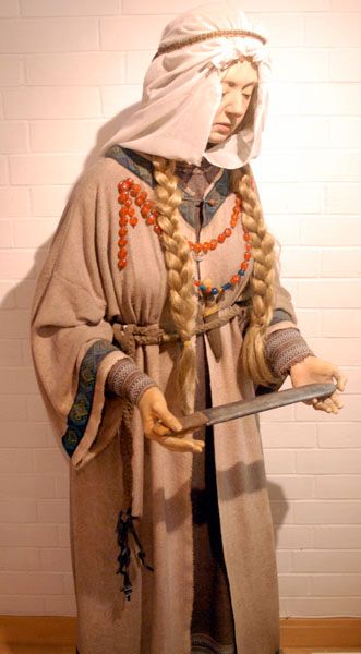 Anglo Saxon Clothing, Anglo Saxon History, Celtic Clothing, Medieval Garb, Viking Costume, Early Middle Ages, Medieval Costume, Medieval Period, Medieval Clothing