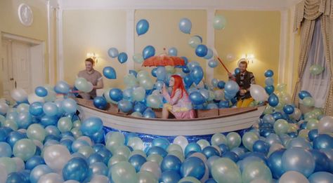 still into you - paramore Still Into You Paramore, Radio Stations, Hayley Williams, White Balloons, Blue Balloons, Top 40, Paramore, Radio Station, My Favorites