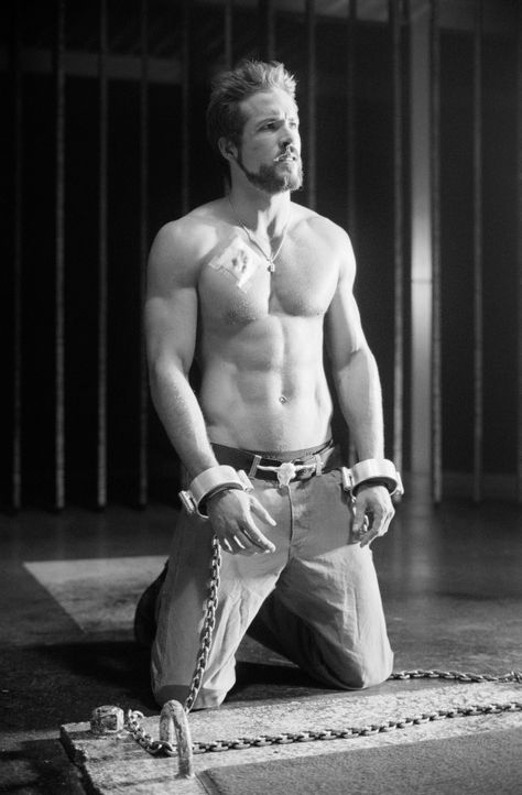 makes me melt... Ryan Reynolds Blade Trinity, Ryan Reynolds Blade, Ryan Reynolds Shirtless, Rambo 3, Blake Lively Ryan Reynolds, Dallas Buyers Club, Annette Bening, Ripped Abs, Black Panthers