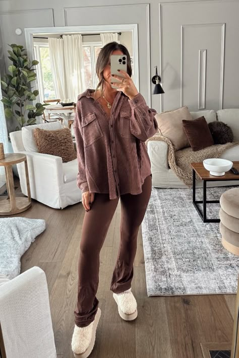 Maternity Thanksgiving Outfit Casual, Postpartum Thanksgiving Outfit, Comfy Cute Thanksgiving Outfit, Casual Winter Pregnancy Outfits, Casual Fall Maternity Outfits, Maternity Lounge Outfit, Pregnancy Lounge Wear, Pregnancy Comfy Outfits, Postpartum Fall Outfits