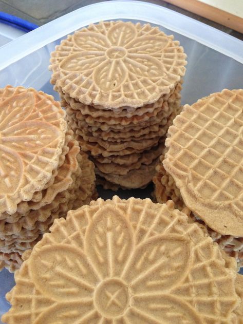 Belgian Waffle Cookies: Lukken – jenarbo.ca Belgium Food, Pizzelle Cookies, Pizzelle Recipe, Reading My Tea Leaves, Belgian Food, Waffle Cookies, Wafer Cookies, Belgian Waffles, Italian Cookies