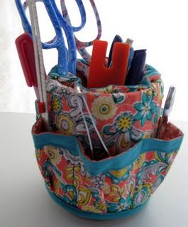 seewing room tool holder Sewing Organizer Pattern, Sewing Tools Organizer, Mug Organizer, Car Organization Diy, Sewing Desk, Sewing Caddy, Sewing Case, Diy Sewing Gifts, Fabric Crafts Diy