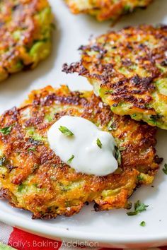 Herb Yogurt Sauce, Sweet Potato Fritters, Potato Fritters, Resep Diet, Zucchini Fritters, Fritter Recipes, Makanan Diet, Yogurt Sauce, Garlic Herb