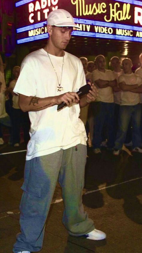 Outfit 90s Style, Eminem Style, Marshall Eminem, Looks Hip Hop, Rapper Style, 2000s Streetwear, Eminem Slim Shady, Outfits 2000s, The Real Slim Shady