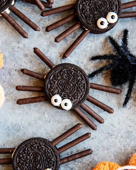 Spider Oreos Halloween, Spider Oreos, Oreo Spiders Halloween, Easy Halloween Baking Ideas, Halloween Easy Snacks, Oreo Spider Cookies, Halloween Work Party, Oreo Spiders, Spider Food