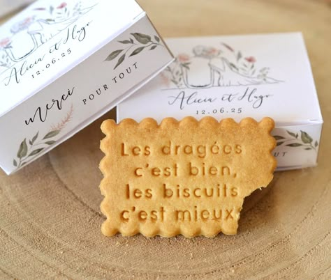 Personnalisez vos biscuits de mariage ou pacs avec le texte ou visuel de votre choix pour un cadeau invité gourmand et original ! 💍 Nos biscuits Made in France sont fabriqués à la commande dans notre propre atelier en Provence, avec des ingrédients naturels. 🇫🇷 🌱 Alternative Drag, Themes Wedding, Graduation Party Themes, Picnic Birthday, Board Wedding, Wedding Dessert Table, Wedding Dessert, Wedding Background, Wedding Organization