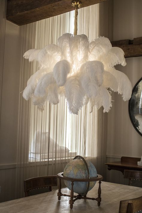 Oud Hollywood, Feather Chandelier, Feather Lamp, Diy Lampe, Smart Tiles, Large Feathers, Large Chandeliers, Ostrich Feather, Colorful Feathers