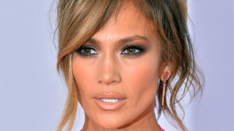 How To Replicate Jennifer Lopez's Makeup Routine Jlo Makeup, Jennifer Lopez Makeup, Mesmerizing Eyes, Perfect Lip Color, Celebrity Makeup Looks, Red Lip Makeup, Concealer Colors, Nude Lipstick, Nude Lip