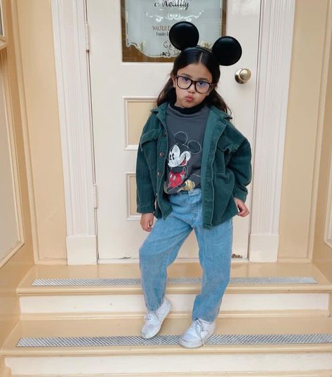 Aubrey Jade On Instagram, Toddler Girl Disneyland Outfit, Cute Comfy Disney Outfits, Toddler Girl Disney Outfit, Disney Winter Outfits Disneyland, Toddler Disneyland Outfit, Comfy Disney Outfits, Cold Disney Outfits, Toddler Disney Outfit