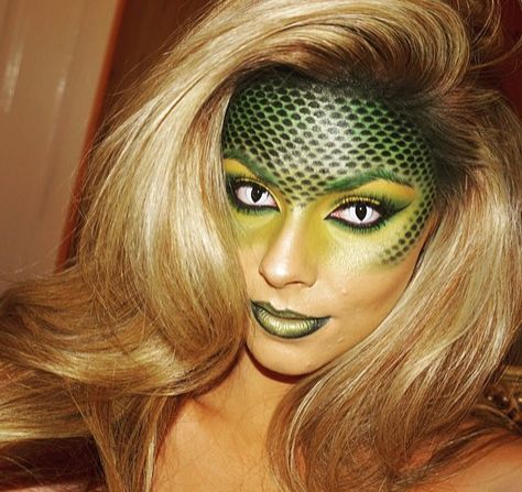 Sexy reptile makeup Reptile Makeup, Alien Make-up, Medusa Halloween Costume, Dragon Makeup, Alien Makeup, Animal Makeup, Creepy Halloween Makeup, Cute Halloween Makeup, Halloween Makeup Inspiration