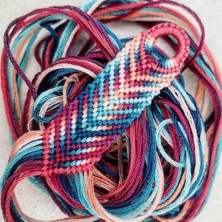 6 Color Friendship Bracelet Patterns, One Color Friendship Bracelet, Friendship Bracelet Lanyard, Frenship Braclet Patterns, Friendship Bracelet Ideas Pattern, 3 Color Friendship Bracelet Pattern, Eye Bracelet Pattern, Fun Friendship Bracelet Patterns, Thick Friendship Bracelet Pattern