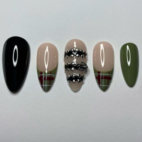 🗡️😎 nail art niveau 3 / almond M inspo : @bayanbeautyy #pressonnails #nails #nailart #autumnnails #tartan #tartannails #kaki #kakinails #almondnails #nailinspo Scotland Nails Art, Tarayummy Nails, Half Nail Design Ideas, Tartan Nail Art, Espresso Martini Nails, Plaid French Tip Nails, Grunge Nail Ideas, Grunge Nail Art, Tartan Nails