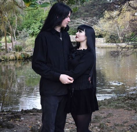 Goth Couple, Pfp Wallpapers, Goth Pfp, Grunge Couple, Dark Love, Romantic Goth, Goth Outfits, My Boyfriend, Couple Aesthetic