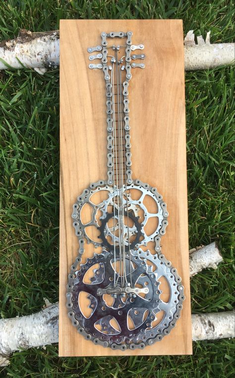 Cycle Chain Art, Bike Chain Crafts, Bike Chain Art, Decorative Guitar, Bicycle Parts Art, Cycle Chain, Bicycle Crafts, Chain Art, Bicycle Chains