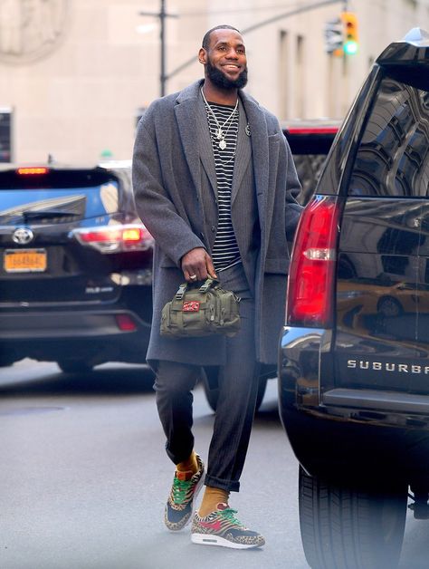 Lebron James in Nike Air Max and stripes | NBA fashion | NBA playoffs | mens street style Mantel Outfit, Nba Outfit, Nba Fashion, Jhene Aiko, Street Style Outfits Men, Ootd Men, Black Men Fashion, Sneakers Men Fashion, Mens Casual Outfits